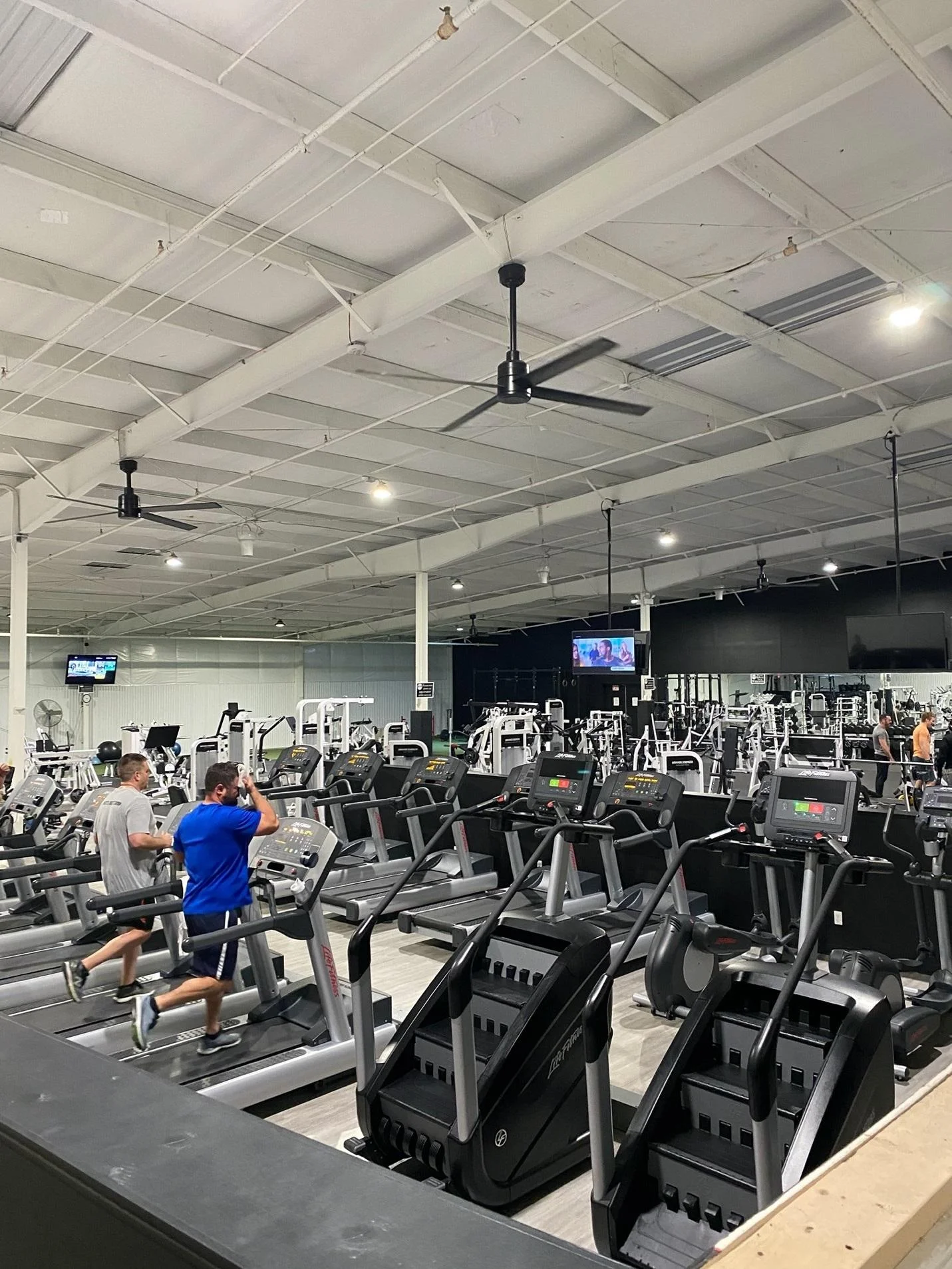 ginamsio y Estudio de yoga amplio con ventilación de techo