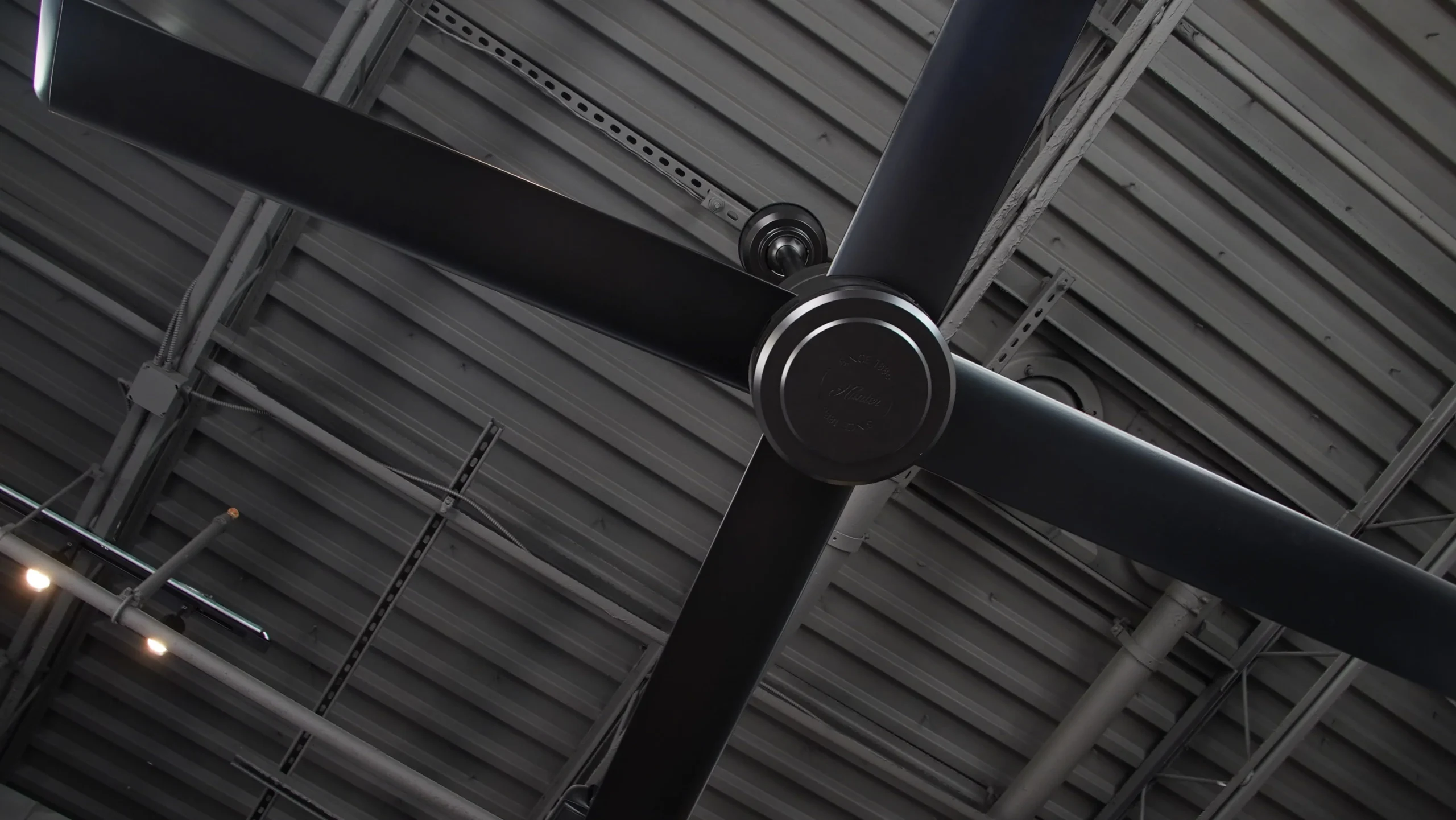 Ventiladores industriales guayaquil de techo en un gran almacén