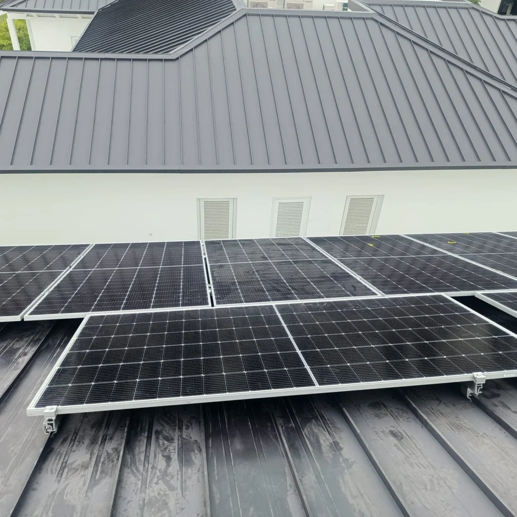 foto de instalacion de paneles solares ecuador en samborondon