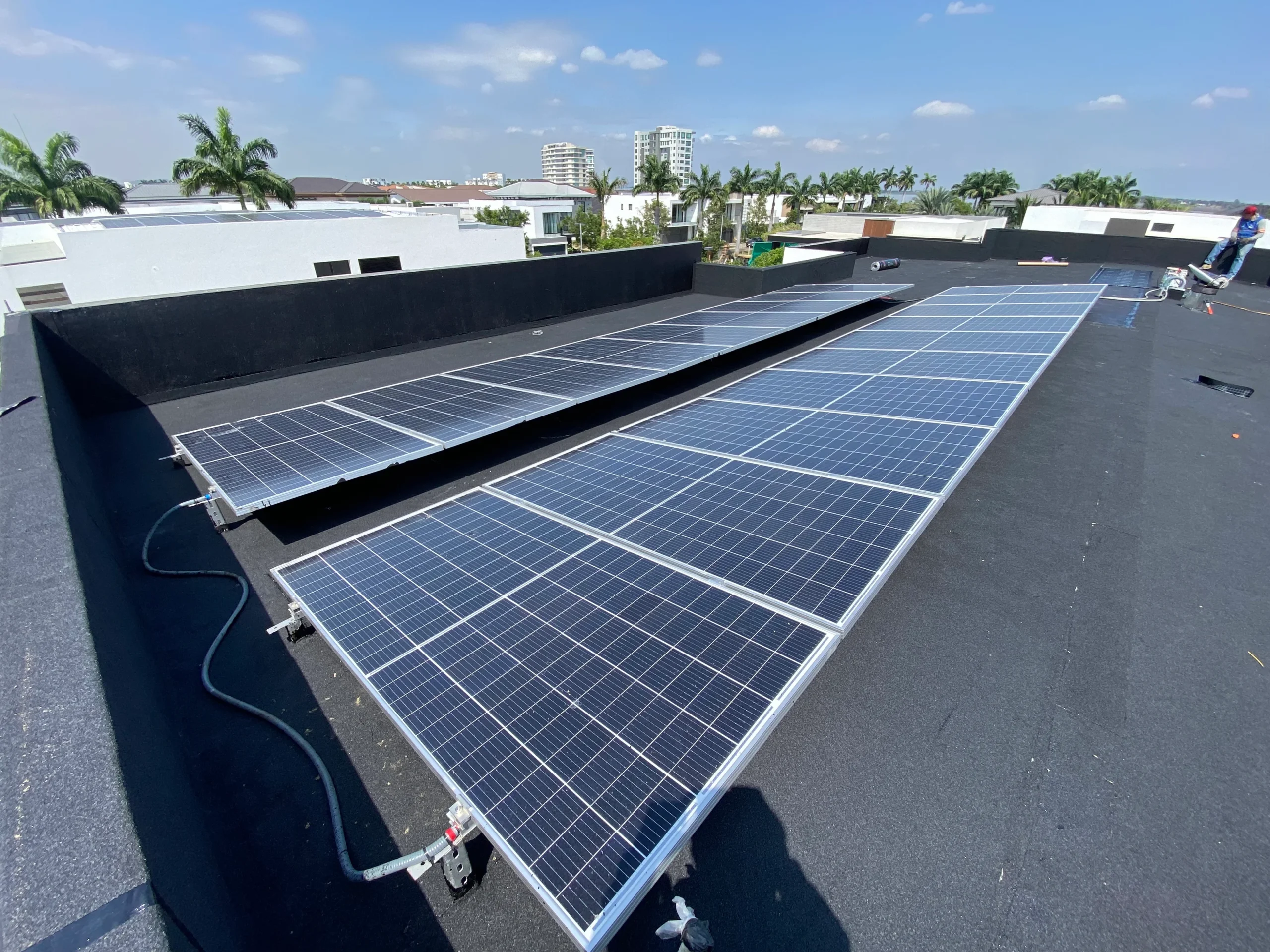 cuales son los mejores Paneles solares instalados en el techo de una casa en Ecuador.