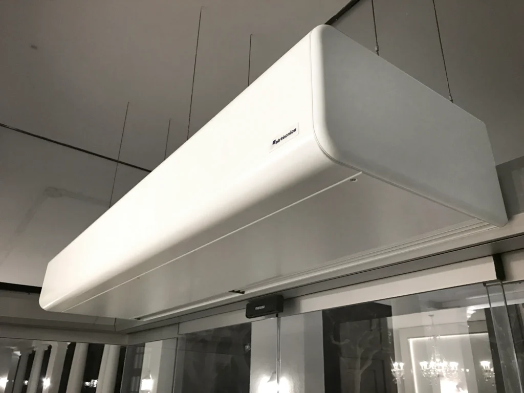 Cortinas de aire en el ingreso de un edificio comercial.